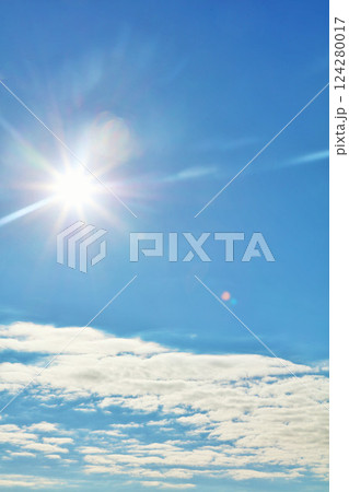 秋の青空と雲　そして太陽 124280017
