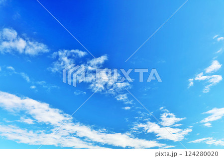 秋の青空と雲 124280020