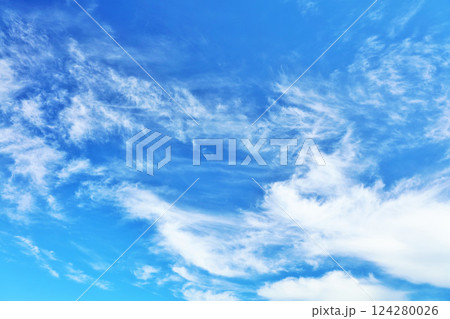 秋の青空と雲 124280026