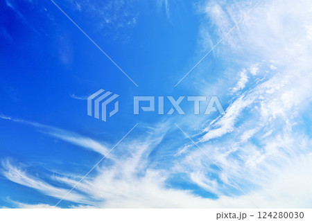 秋の青空と雲 124280030