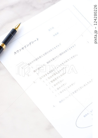 エステサロンや美容サロンで受付の際に記入する「カウンセリングシート」 エステサロンや美容サロンで受付の際に記入する「カウンセリングシート」 124280226