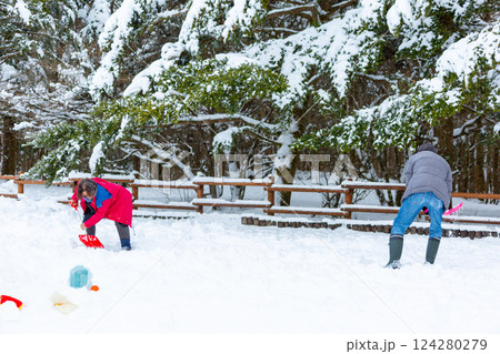 夫婦で雪遊び 124280279