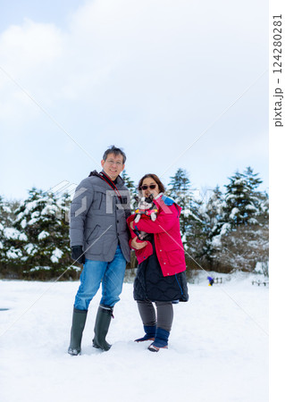 夫婦で雪遊び 124280281