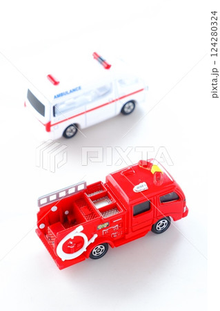 出動する消防車(ポンプ車)と救急車(PA連携) 出動する消防車(ポンプ車)と救急車(PA連携) 124280324