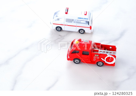 出動する消防車（ポンプ車）と救急車（PA連携） 124280325