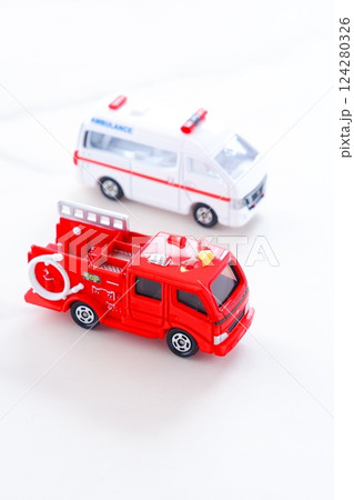 出動する消防車（ポンプ車）と救急車（PA連携） 124280326