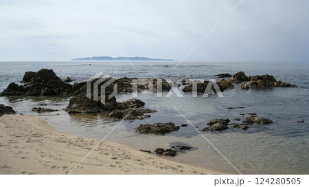 春の穏やかな海と砂浜と奇岩と島 124280505
