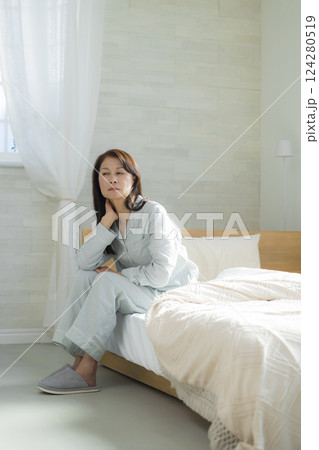 体調不良の寝室のシニア女性　 124280519
