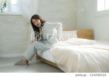 体調不良の寝室のシニア女性　 124280520
