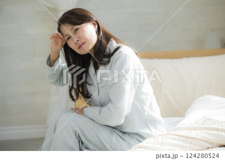体調不良の寝室のシニア女性　 124280524