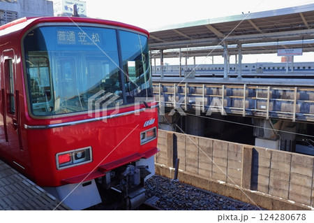 新羽島駅の名鉄電車と隣接する岐阜羽島駅の新幹線 124280678