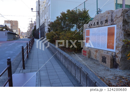 一般道に隣接する真田丸顕彰碑（大阪府大阪市） 124280680