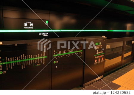 夢洲駅の駅名標と路線図が描かれた安全ゲート（大阪メトロ中央線） 124280682