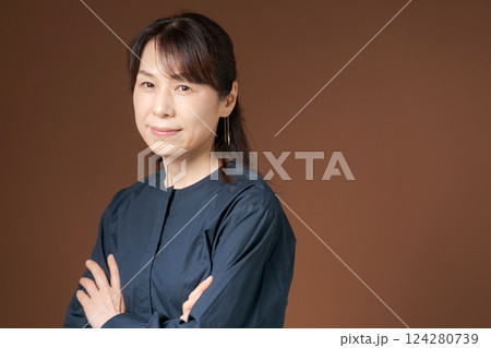 腕組みする女性 124280739
