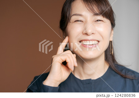 スキンケアをするミドル女性 124280836