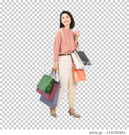 提著購物袋行走的中年婦女。 124280861