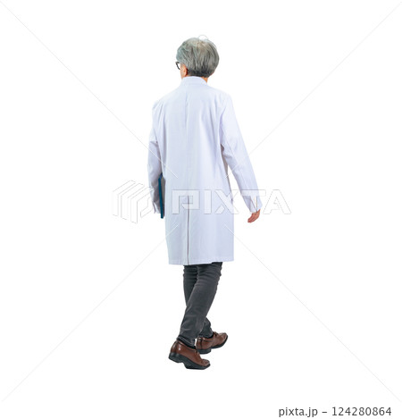 歩くシニア男性医師・科学者・研究者の後ろ姿　手作業で精密に切り抜いた背景透過全身写真PNG 124280864