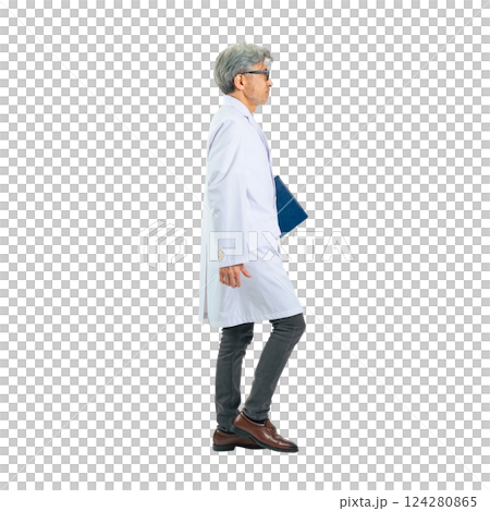横向きに歩くシニア男性医師・科学者・研究者 手作業で精密に切り抜いた背景透過全身写真PNG 横向きに歩くシニア男性医師・科学者・研究者 手作業で精密に切り抜いた背景透過全身写真PNG 124280865