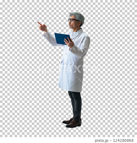 点検するシニア男性医師・科学者・研究者　手作業で精密に切り抜いた背景透過全身写真PNG 124280868