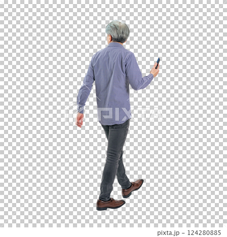 一位老人拿著智慧型手機行走的背影。 124280885