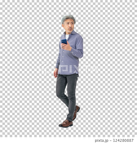 スマホを持って歩くシニア男性　手作業で精密に切り抜いた背景透過全身写真PNG 124280887