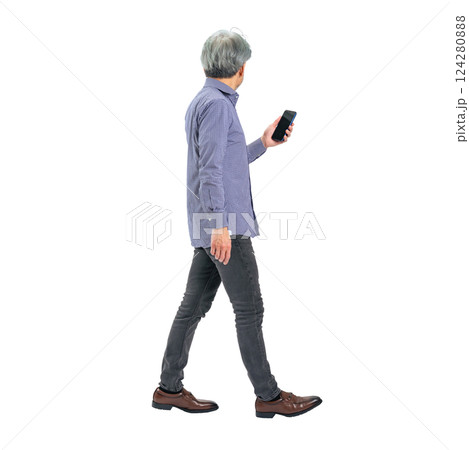 スマホを持って歩くシニア男性　手作業で精密に切り抜いた背景透過全身写真PNG 124280888