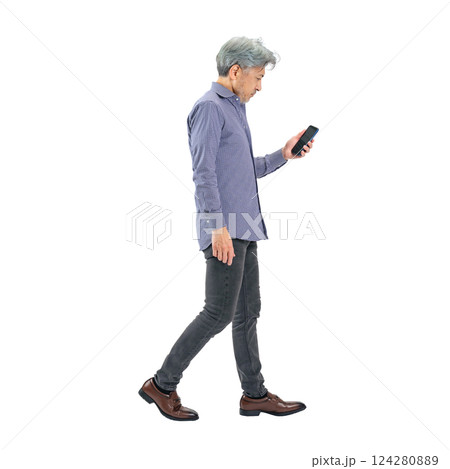 スマホを見ながら歩くシニア男性　手作業で精密に切り抜いた背景透過全身写真PNG 124280889
