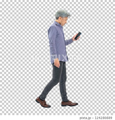 スマホを見ながら歩くシニア男性　手作業で精密に切り抜いた背景透過全身写真PNG 124280889