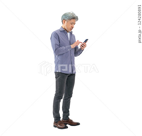 スマホを使うシニア男性　手作業で精密に切り抜いた背景透過全身写真PNG 124280891