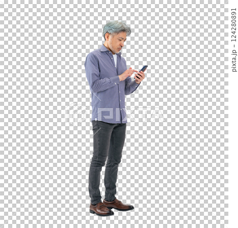 スマホを使うシニア男性　手作業で精密に切り抜いた背景透過全身写真PNG 124280891