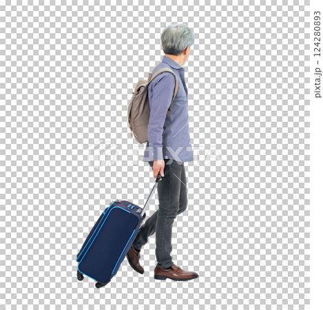 スーツケースを引いて歩くシニア男性　手作業で精密に切り抜いた背景透過全身写真PNG 124280893