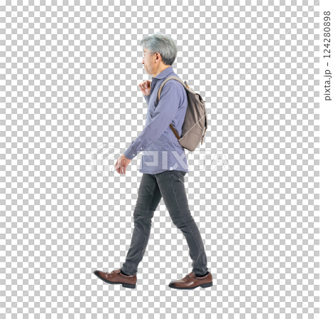 背著背包側身行走的老人。 124280898