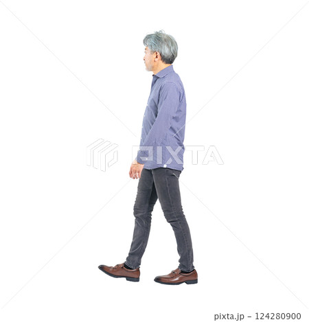 横向きに歩くシニア男性　手作業で精密に切り抜いた背景透過全身写真PNG 124280900