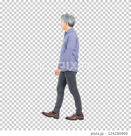 横向きに歩くシニア男性　手作業で精密に切り抜いた背景透過全身写真PNG 124280900