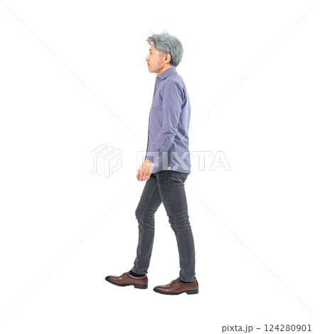 横向きに歩くシニア男性　手作業で精密に切り抜いた背景透過全身写真PNG 124280901