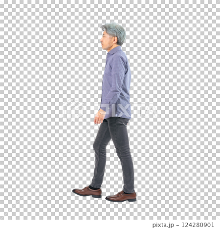 横向きに歩くシニア男性　手作業で精密に切り抜いた背景透過全身写真PNG 124280901