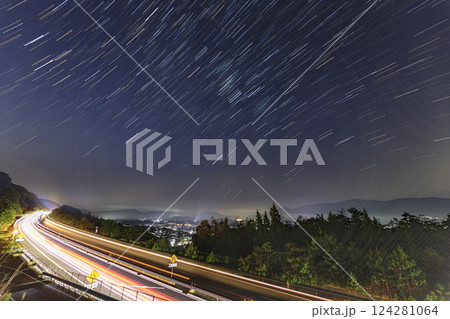 山里の星景色高速道路の光跡星の軌跡 山里の星景色高速道路の光跡星の軌跡 124281064