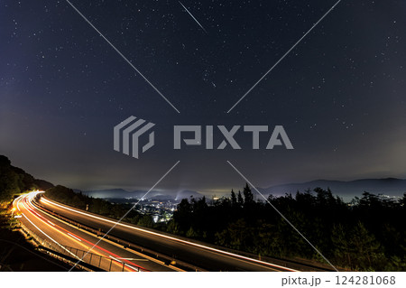 山里の星景色高速道路の光跡とオリオン座 山里の星景色高速道路の光跡とオリオン座 124281068