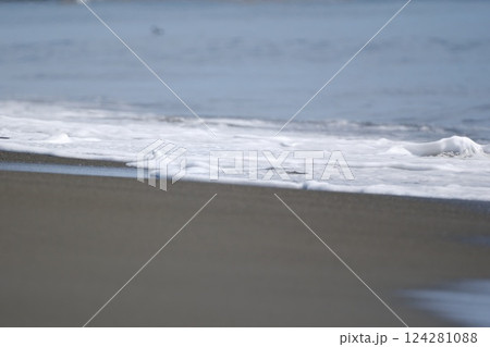 波が去った後に残された泡 124281088