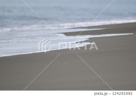 砂浜に寄せる波の先端の泡 124281092