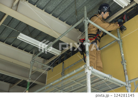 建設現場で働く男性　 124281145