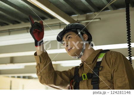 建設現場で働く男性　 124281146