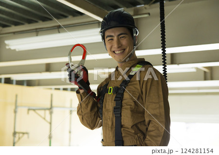 建設現場で働く男性　 124281154