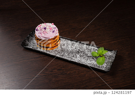 Appetizing fresh dessert cake on a black plate Appetizing fresh dessert cake on a black plate 124281197