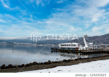 諏訪湖　石彫公園から見た諏訪湖と初島神社の冬景色 124281625