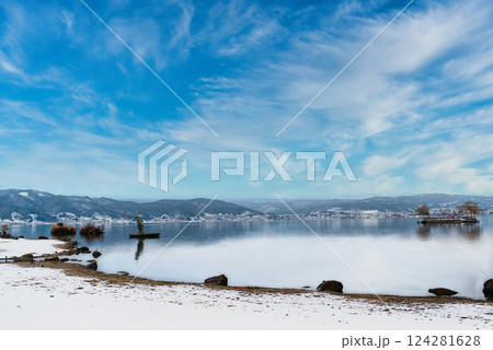 諏訪湖 石彫公園から見た諏訪湖と初島神社の冬景色 諏訪湖 石彫公園から見た諏訪湖と初島神社の冬景色 124281628