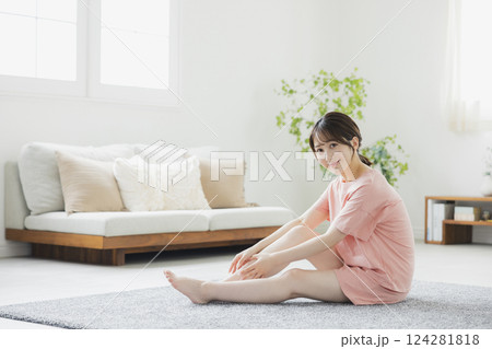 ボディケアをするパジャマの女性 ボディケアをするパジャマの女性 124281818