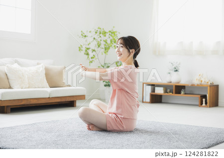 ボディケアをするパジャマの女性　 124281822