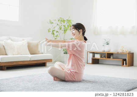 ボディケアをするパジャマの女性　 124281823