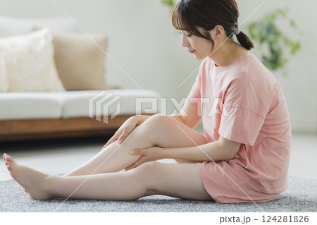 ボディケアをするパジャマの女性 ボディケアをするパジャマの女性 124281826